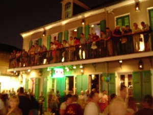 Bourbon Street met muziek, bars en restaurants | New Orleans LA